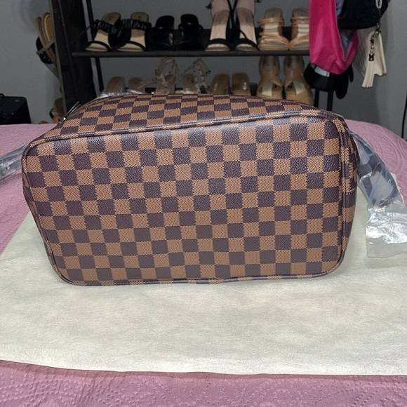 Brown tote bag with wristlet - Picture 4 of 9